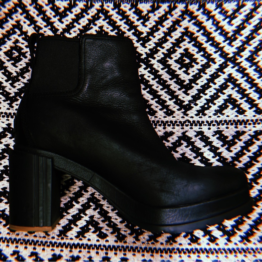 SOREL CHELSEA SIZE 7.5 LIKE NEW